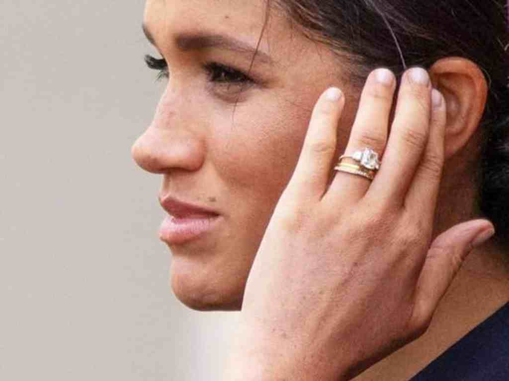 Princesa meghan usando seus três anéis de casamento