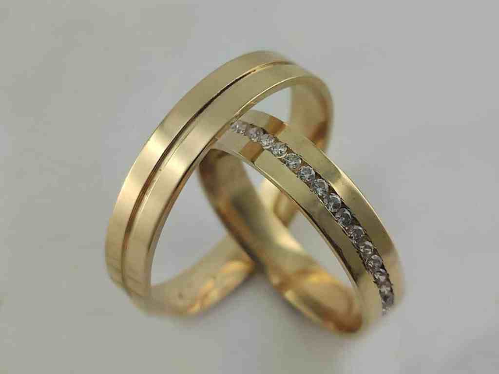 Guia Definitivo das Pedras: Tipos de Cravação e Lapidação - Alianca-trilho Par de alianças, sendo que a da direita é toda cravejada com pedras