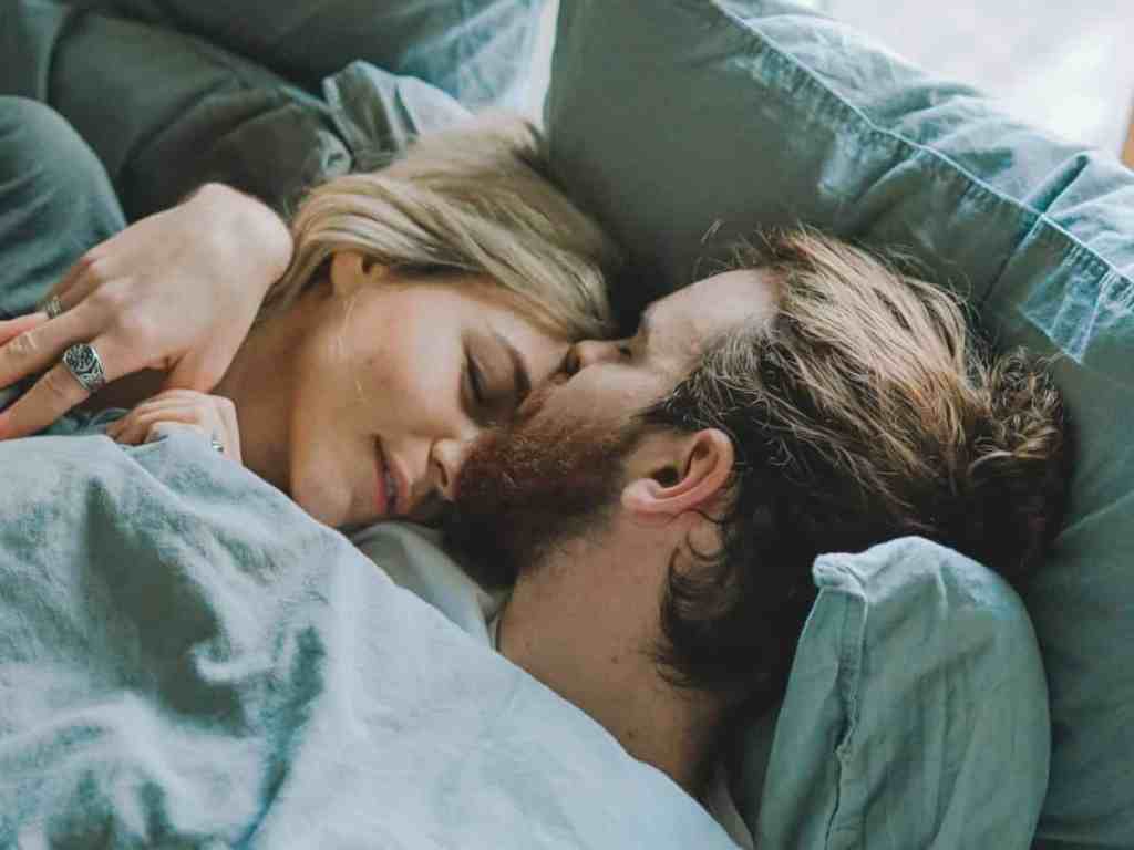6 hábitos que todos casais felizes têm juntos - Casais-dormindo-cama Casal deitados para dormir.