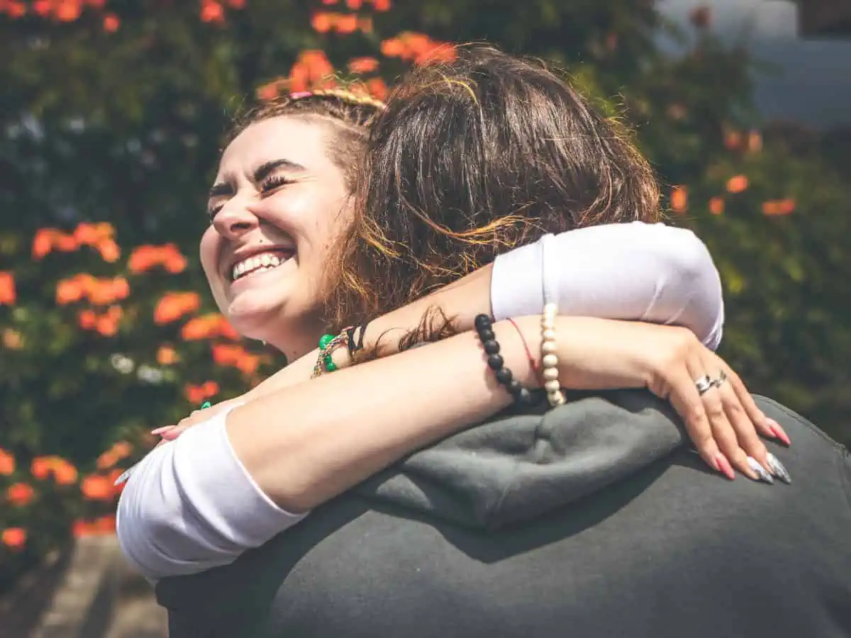 Linguagem do amor: toque físico - casal-namorados-se-abracando-abraco