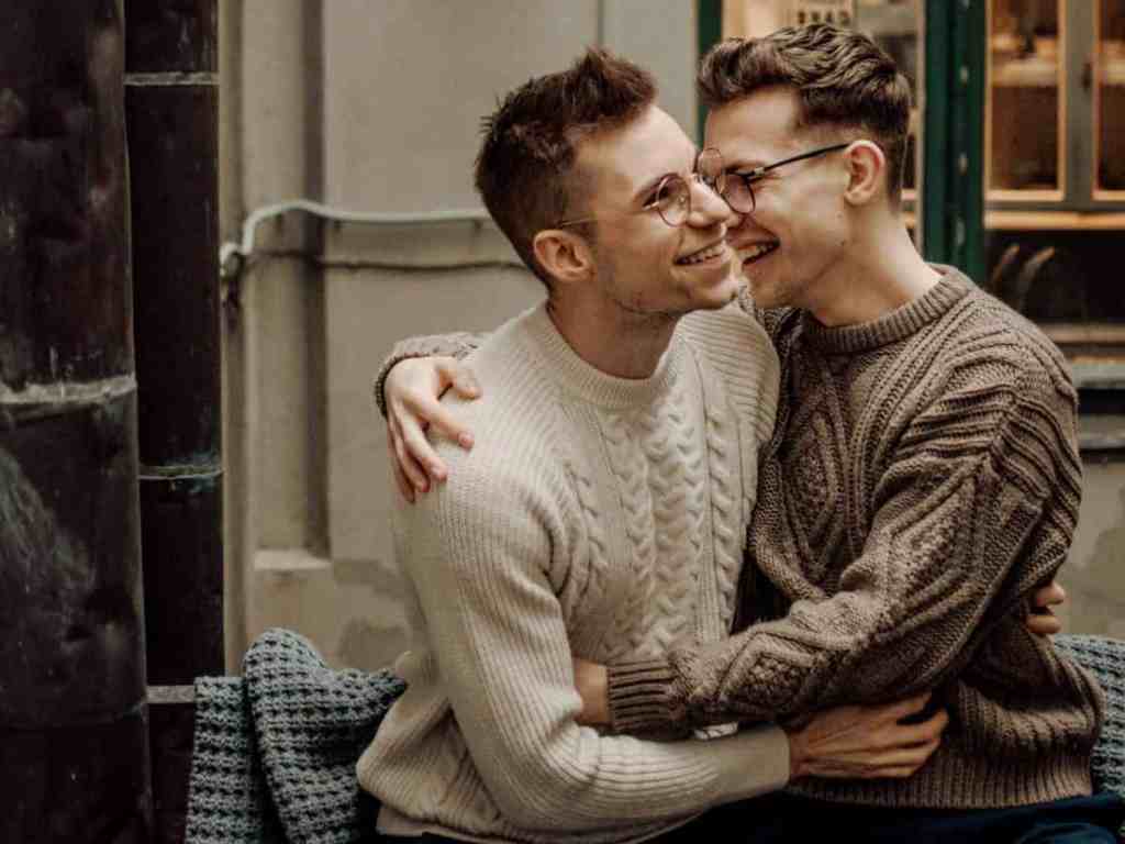 6 hábitos que todos casais felizes têm juntos - Casal-rindo-abraco Casal de homens abraçados