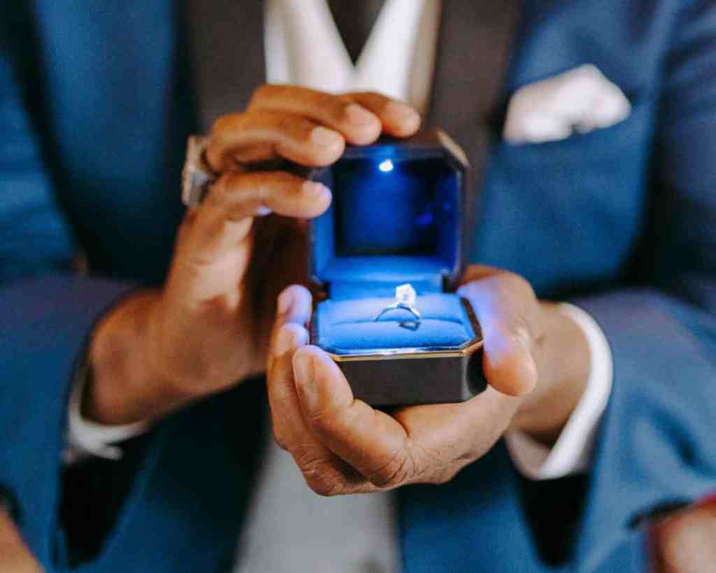 Aliança de Casamento: Tudo o que o você precisa saber para comprar a sua Online - Comprar aliancas Mãos masculinas segurando caixinha de aliança aberta.