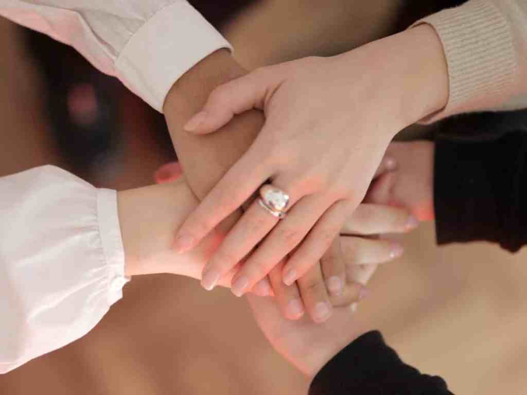 Amigas com a mão uma encima da outra.