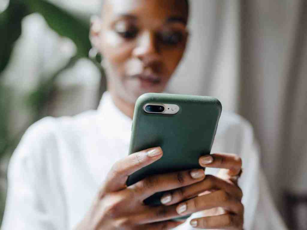 Mulher mexendo no celular.