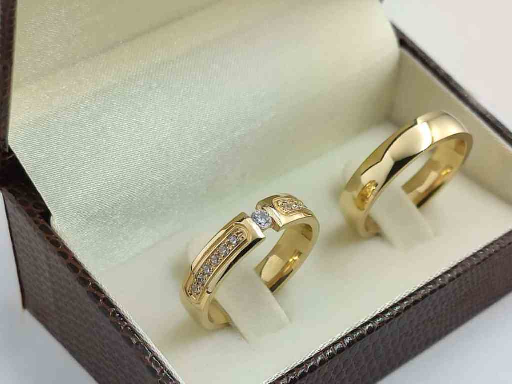 Guia Definitivo das Pedras: Tipos de Cravação e Lapidação - Par-de-alianca-ouro-cravacao-flutuante Par de alianças, dentro da caixinha, em que uma tem a cravação flutuante