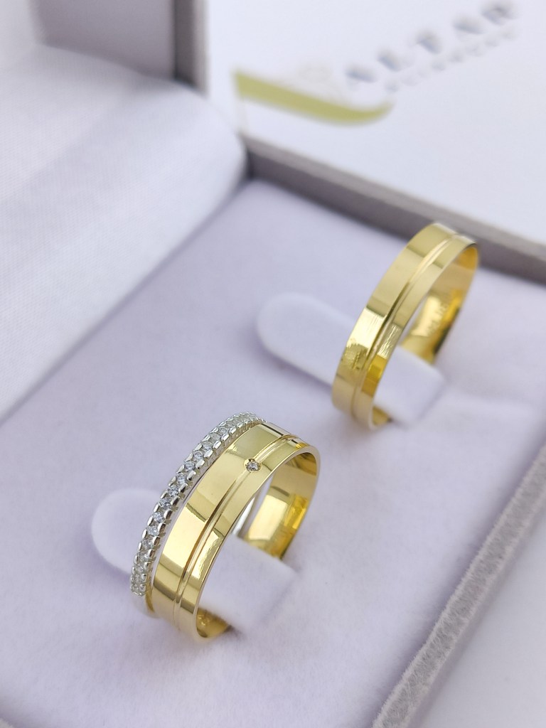 Aliança de Casamento: Tudo o que o você precisa saber para comprar a sua Online - Img_20220209_100336 768x1024 Par de alianças ouro amarelo com pequena pedra central, junto uma meia aliança.