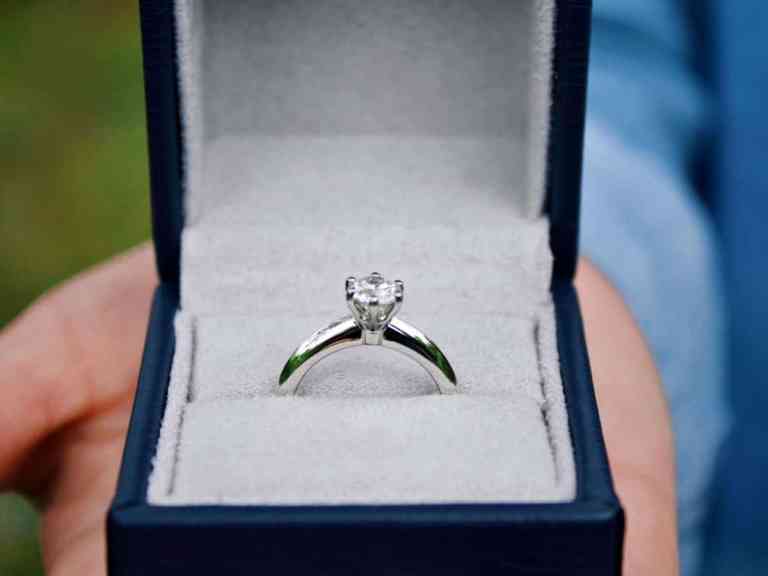 Anel solitário: Saiba mais sobre sua origem e significado