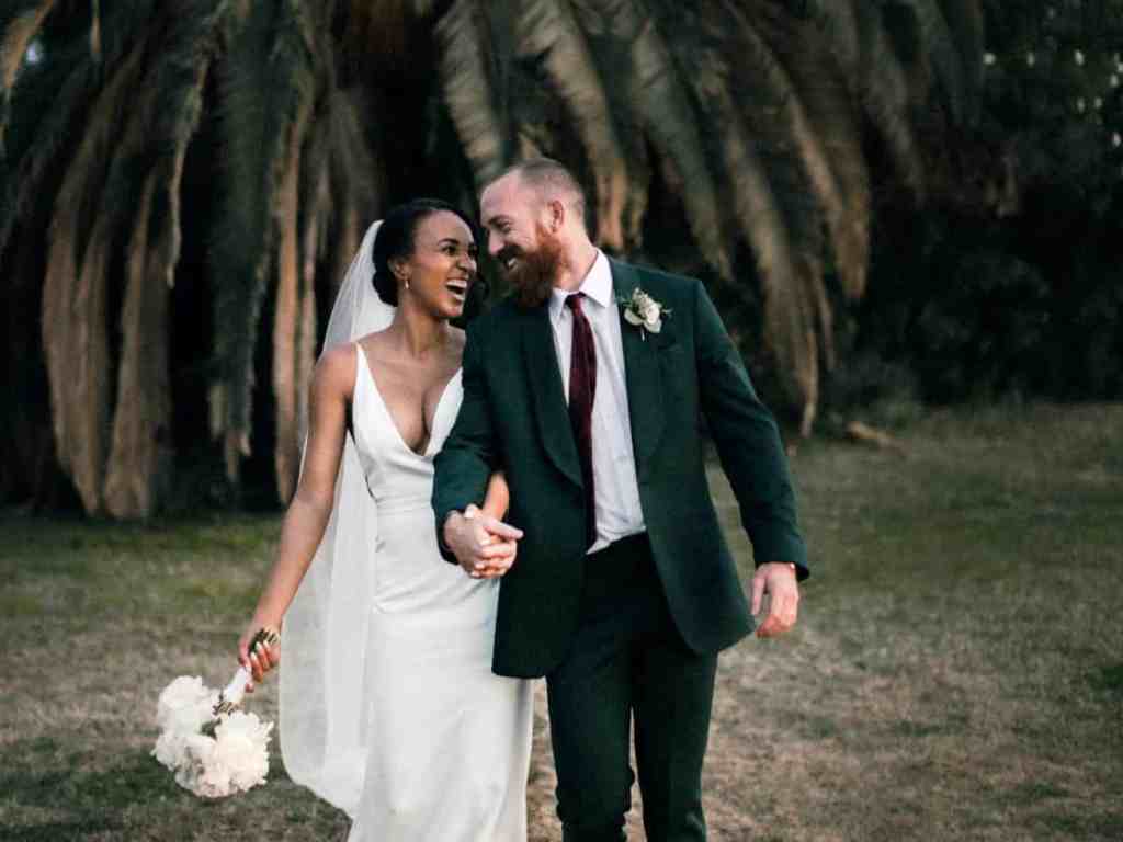 Como começar a organizar um casamento? - Como-organizar-casamento-ar-livre Noivos rindo de mãos dadas