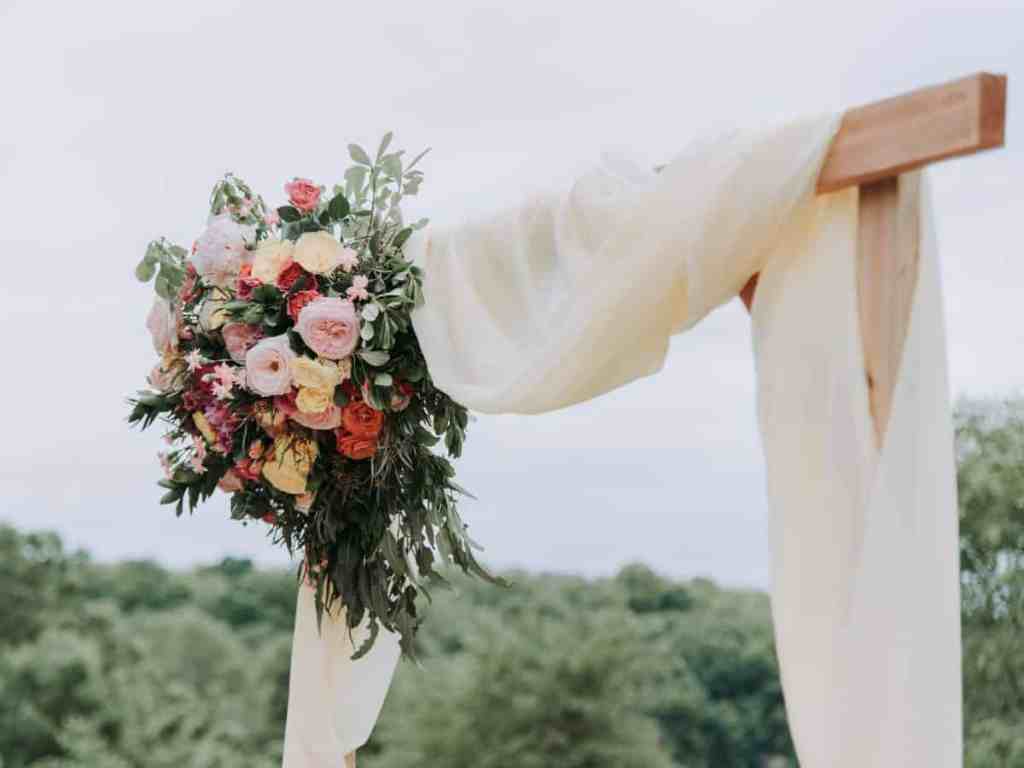 Como começar a organizar um casamento? - Decoracao-de-casamento-flores Arco do casamento com pano branco e flores