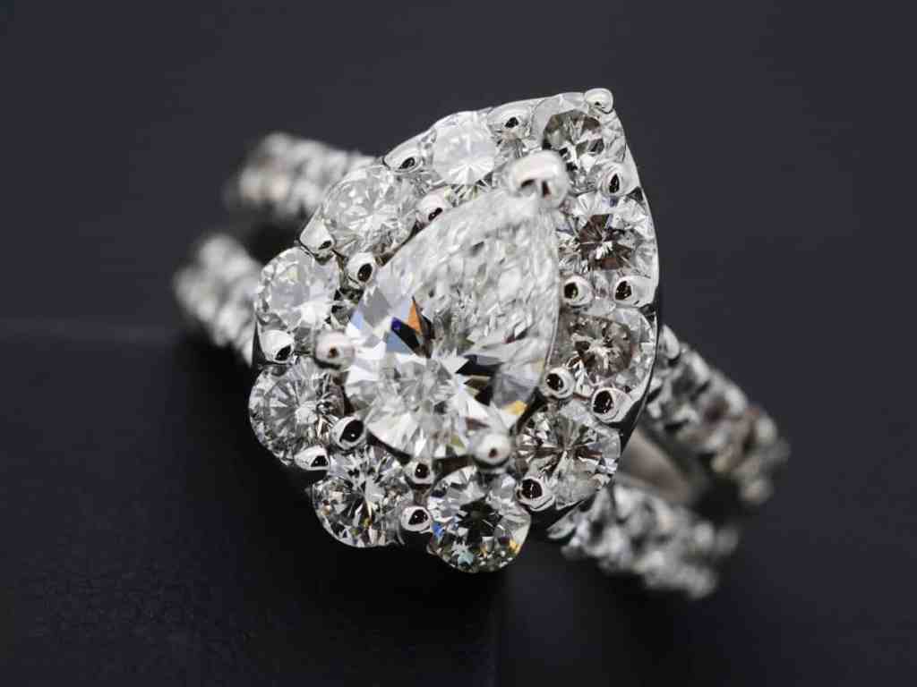 Guia Definitivo das Pedras: Tipos de Cravação e Lapidação - Diamante-quilates Anel de noivado cravejado com diamantes