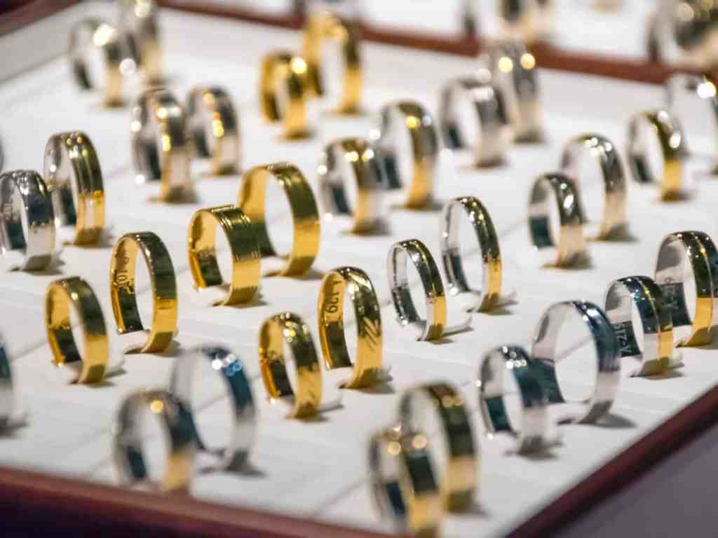 Aliança de Casamento: Tudo o que o você precisa saber para comprar a sua Online - Exposicao aliancas ouro prata Mostruário de alianças de ouro e prata.