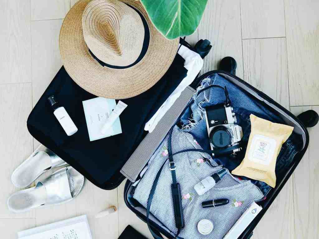 Mala de viagem aberta com roupas