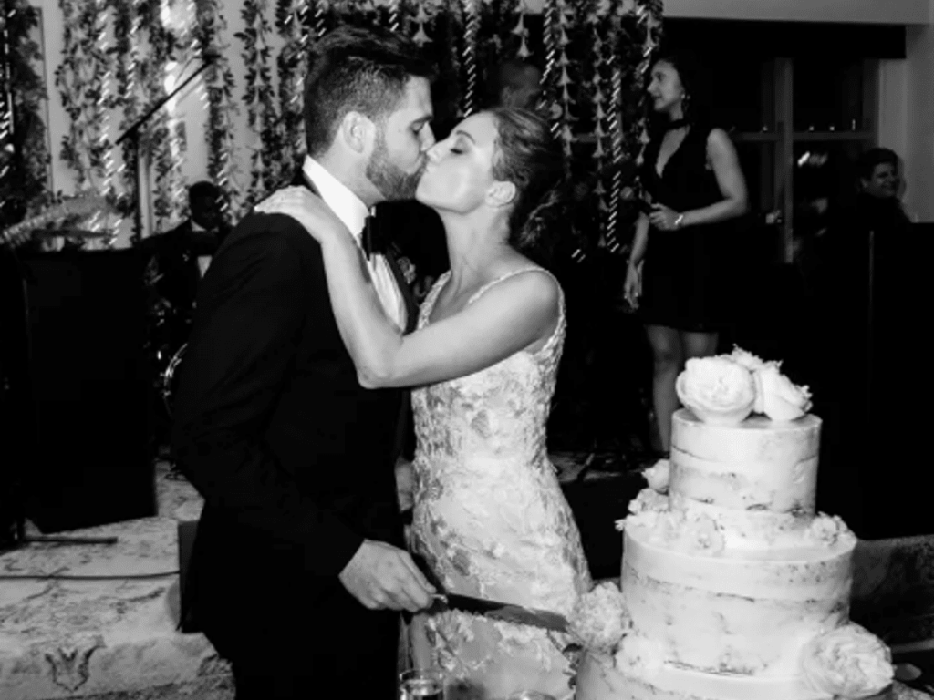 Casal se beijando no casamento