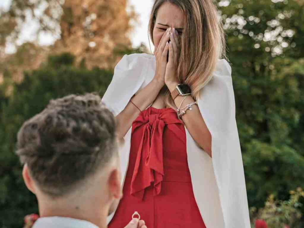 Mulher chorando/emocionada ao ser pedida em casamento
