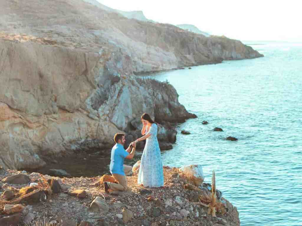 Pedido de casamento em frente ao mar, em cima das montanhas