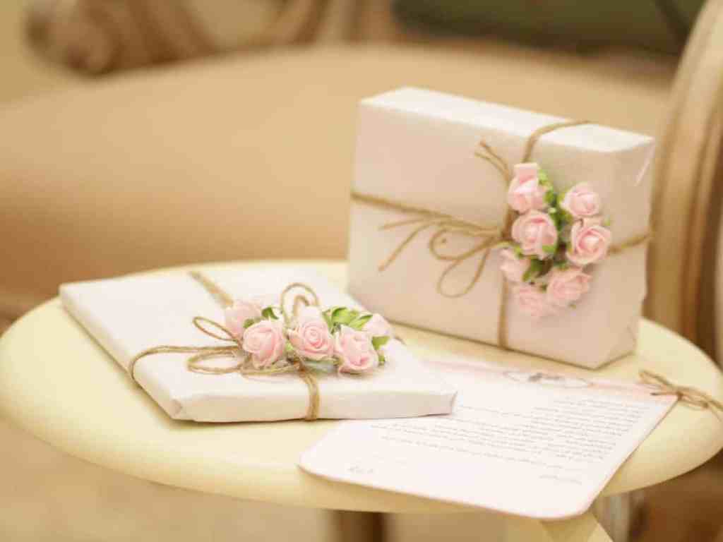 Como começar a organizar um casamento? - Presentes-de-casamento Duas caixas de presentes em cima de uma mesinha