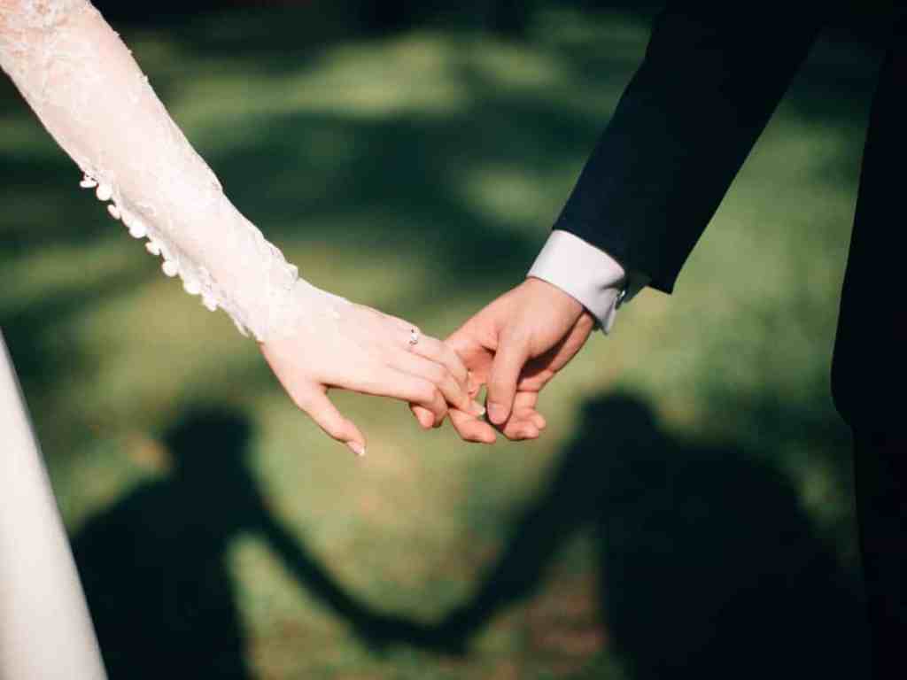 Aliança de Casamento: Tudo o que o você precisa saber para comprar a sua Online - Casal de maos dadas aliancas Noivos de mãos dadas