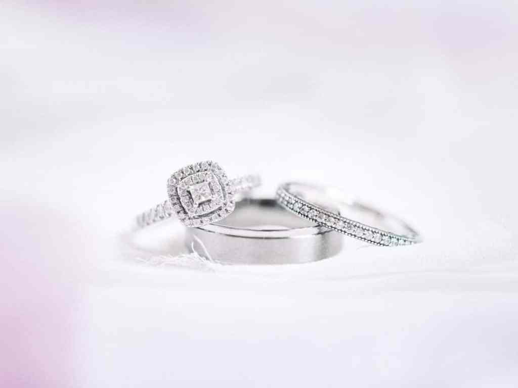 Conjunto de aliança, anel de noivado e meia aliança na cor prata