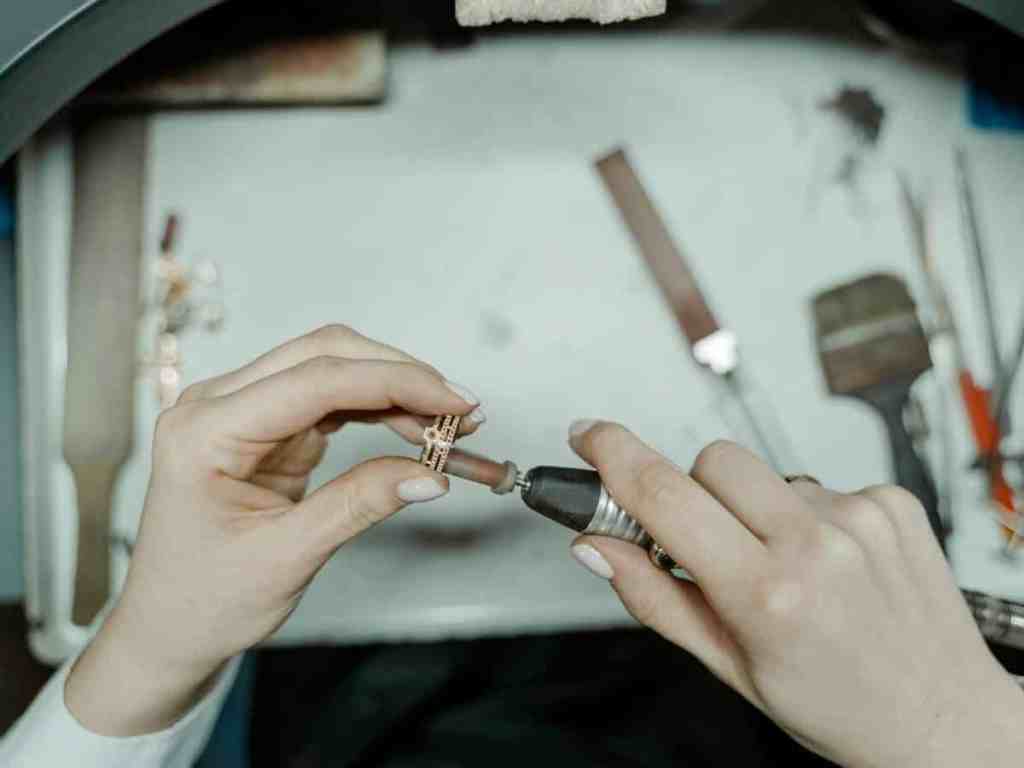 Mão feminina fabricando anel