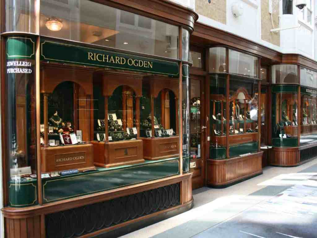 Alianças de Casamento – Saiba onde comprar as melhores - Lojas-joalherias Fileira de lojas de joalheria