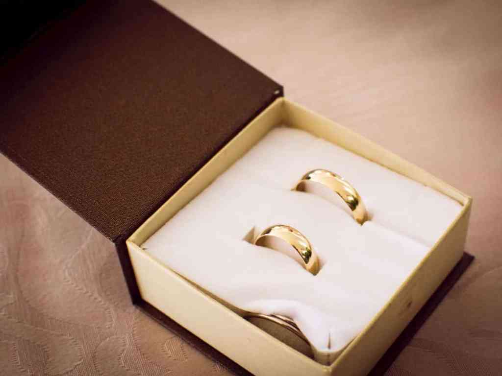 Aliança de Casamento: Tudo o que o você precisa saber para comprar a sua Online - Melhor loja de aliancas Caixa de alianças com par tradicional