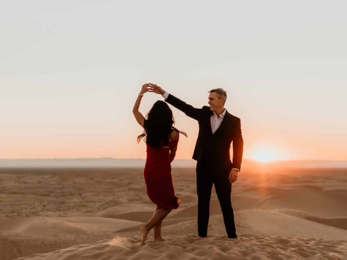 Frases legais para gravar na aliança de casamento - O-que-escrever-dentro-da-alianca Casal dançando na areia