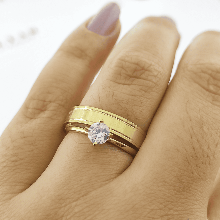 Alianças de Casamento – Saiba onde comprar as melhores - Par-de-aliancas-solitario-altar Foto de uma mão usando aliança e anel solitário ouro amarelo