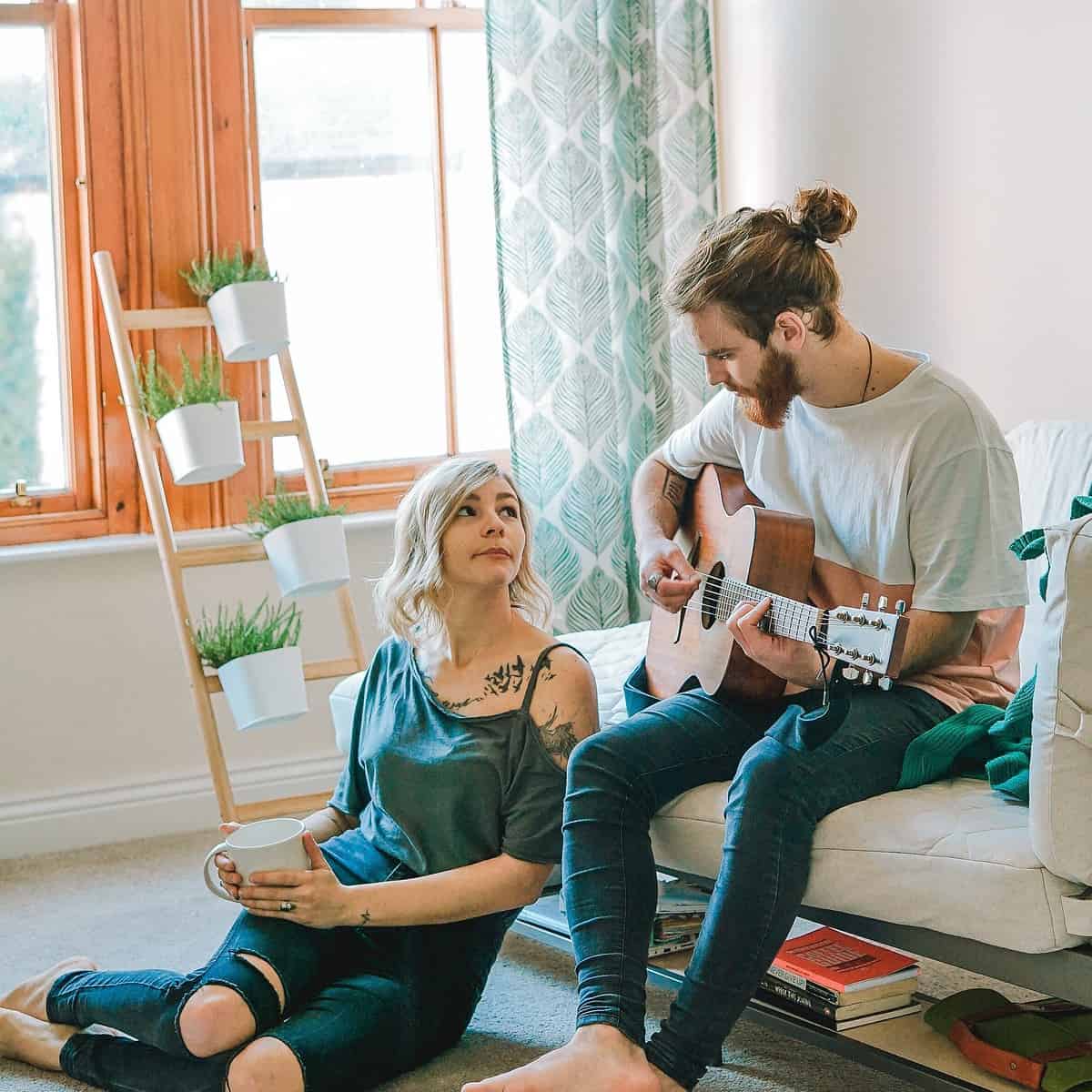 Foto tumblr casal sentado tocando violão