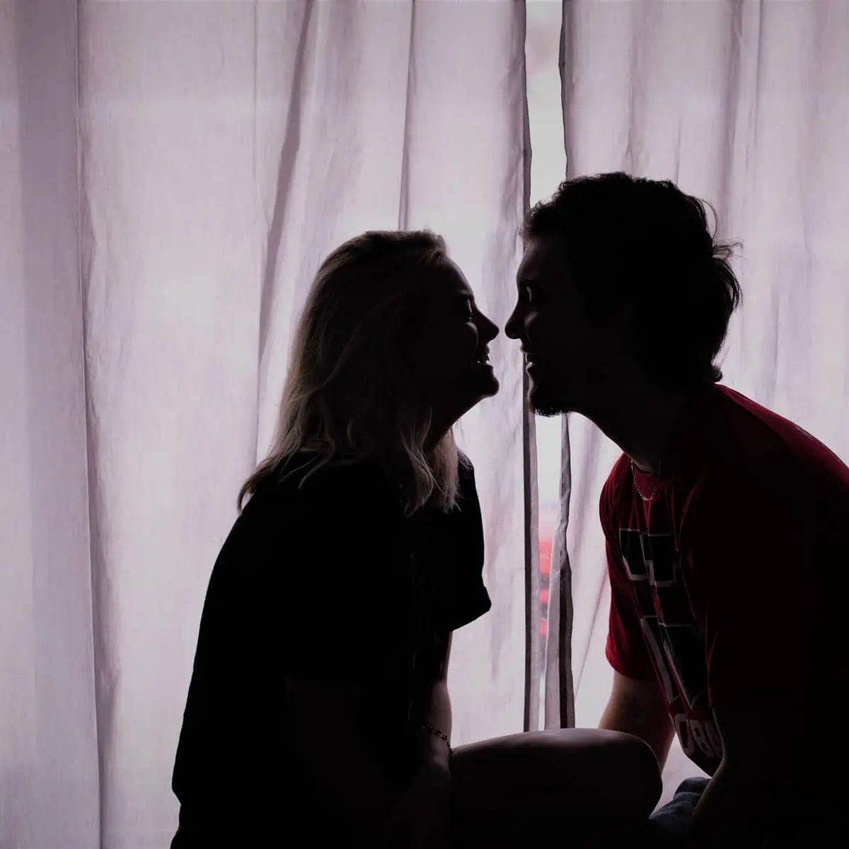 50 frases de Tumblr para namorado. Guenta Coração! - Um ano de namoro frases Casal de namorados sentados atrás de uma cortina