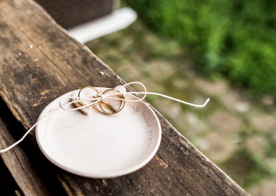 77 ideias de frases para gravar na aliança - Julio-okubo-gabriel-valim-fotografia Par de alianças em cima de um prato branco - o que gravar na aliança?