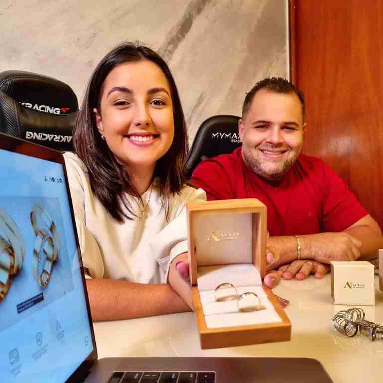 Aliança de Casamento: Tudo o que o você precisa saber para comprar a sua Online - Altar_aliancas_rafael_thalia_froes_reduzida Thalia froes mostra par de alianças, junto de seu esposo, rafael froes, ambos proprietários da altar alianças
