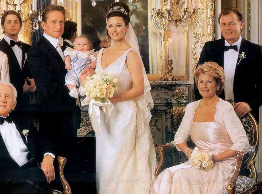 Michael douglas e catherine zeta-jones posando com família em seu casamento.