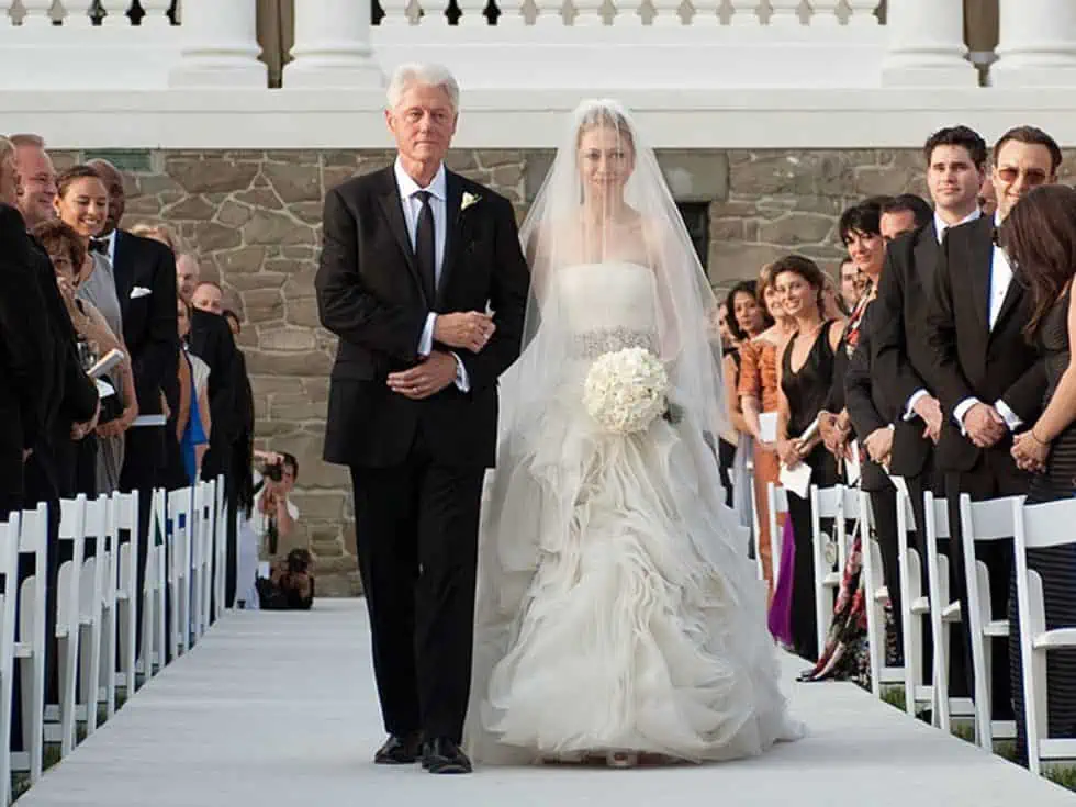 20 casamentos mais caros da história - Casamento-chelsea-clinton-marc-mezvinsky-2 Chelsea clinton andando pela passarela para ir para o altar