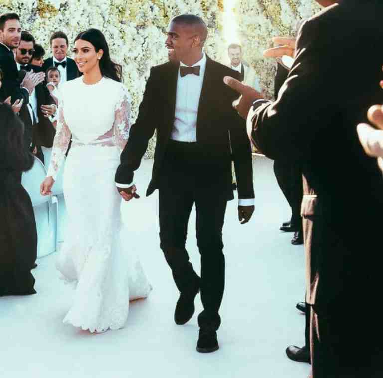 Kim kardashian e kanye west andando juntos de mãos dadas depois de se casar.