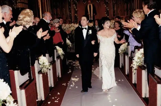 20 casamentos mais caros da história - Casamento-liza-minnelli-david-gest-2 Casamento de liza minnelli e david gest. Eles estão saindo da igreja sorrindo.