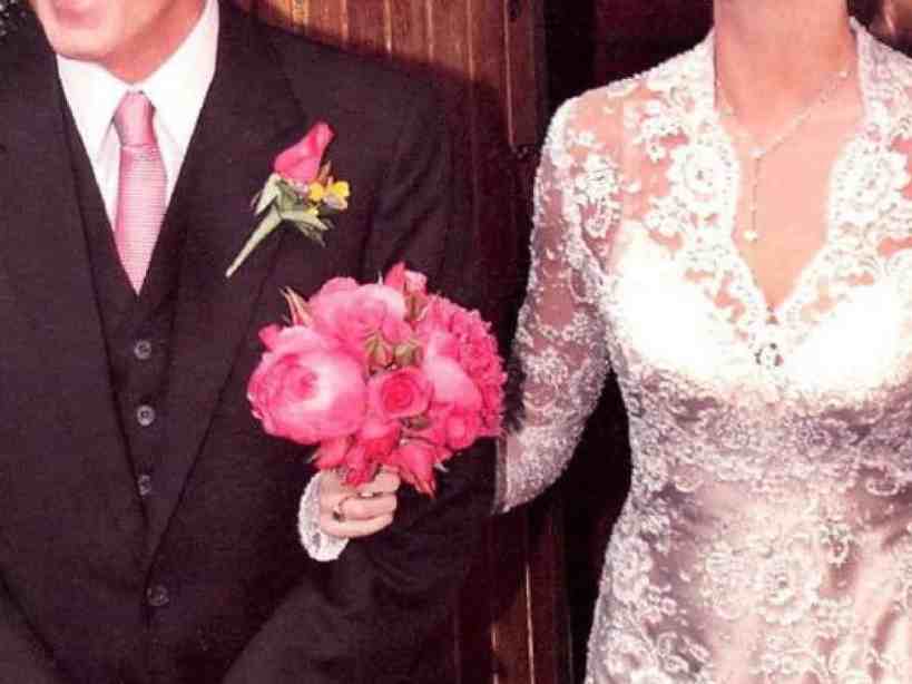 Casamento de paul mccartney & heather mills. Imagem focada no buquê cor de rosa do casamento.