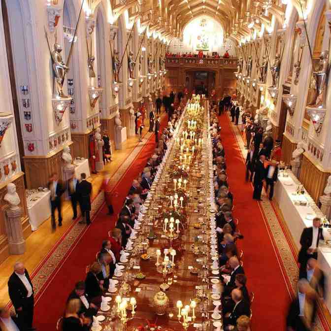Casamento de príncipe harry e meghan markle com longa mesa de convidados