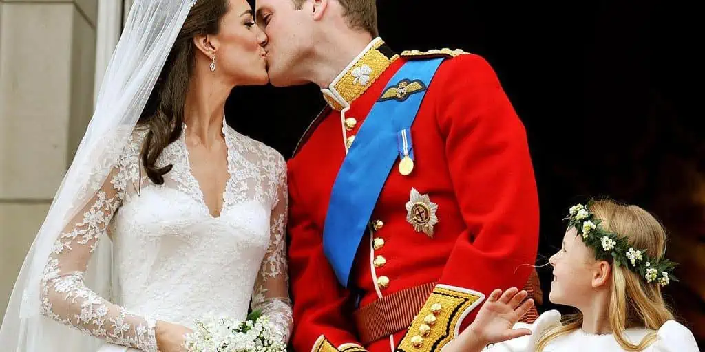 20 casamentos mais caros da história - Casamento-principe-william-kate-middleton-beijo Close no príncipe william e kate middleton se beijando no casamento.