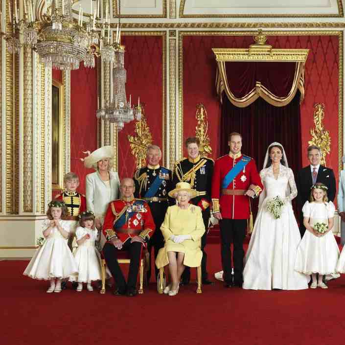Foto da família real junta no casamento de  príncipe william e kate middleton, que estão no centro.
