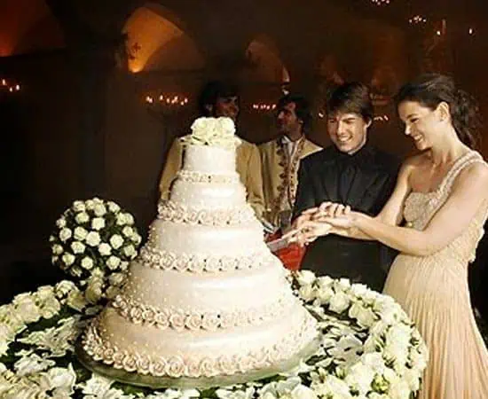 20 casamentos mais caros da história - Casamento-tom-cruise-katie-holmes-2 Casamento de tom cruise e katie holmes. Eles estão cortando a torta do casamento