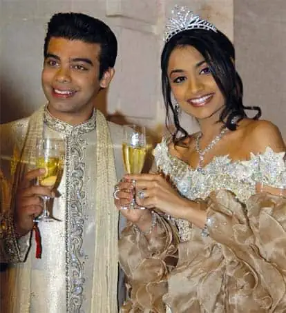 20 casamentos mais caros da história - Casamento-vanisha-mittal-amit-bhatia-1 Noivos vanisha mittal e amit bhatia segurando taça de champagne.