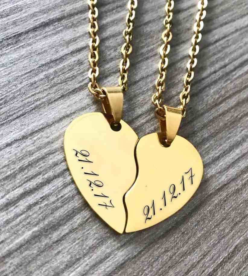 Colar dourado em formato de coração que se completa com data do aniversário do relacionamento (21-12-17)