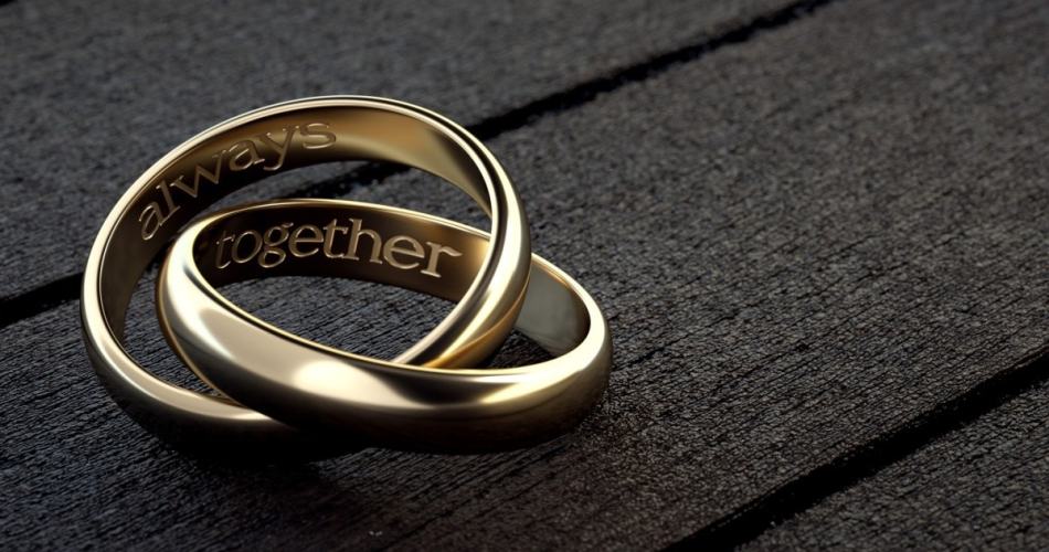 Par de alianças com a palavra together gravada nelas