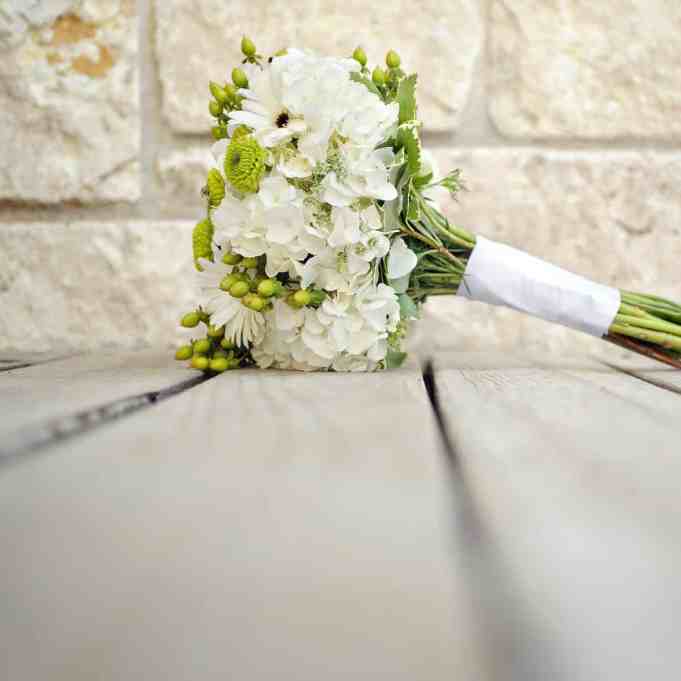 Buquê de flores brancas em cima de tábuas de madeira