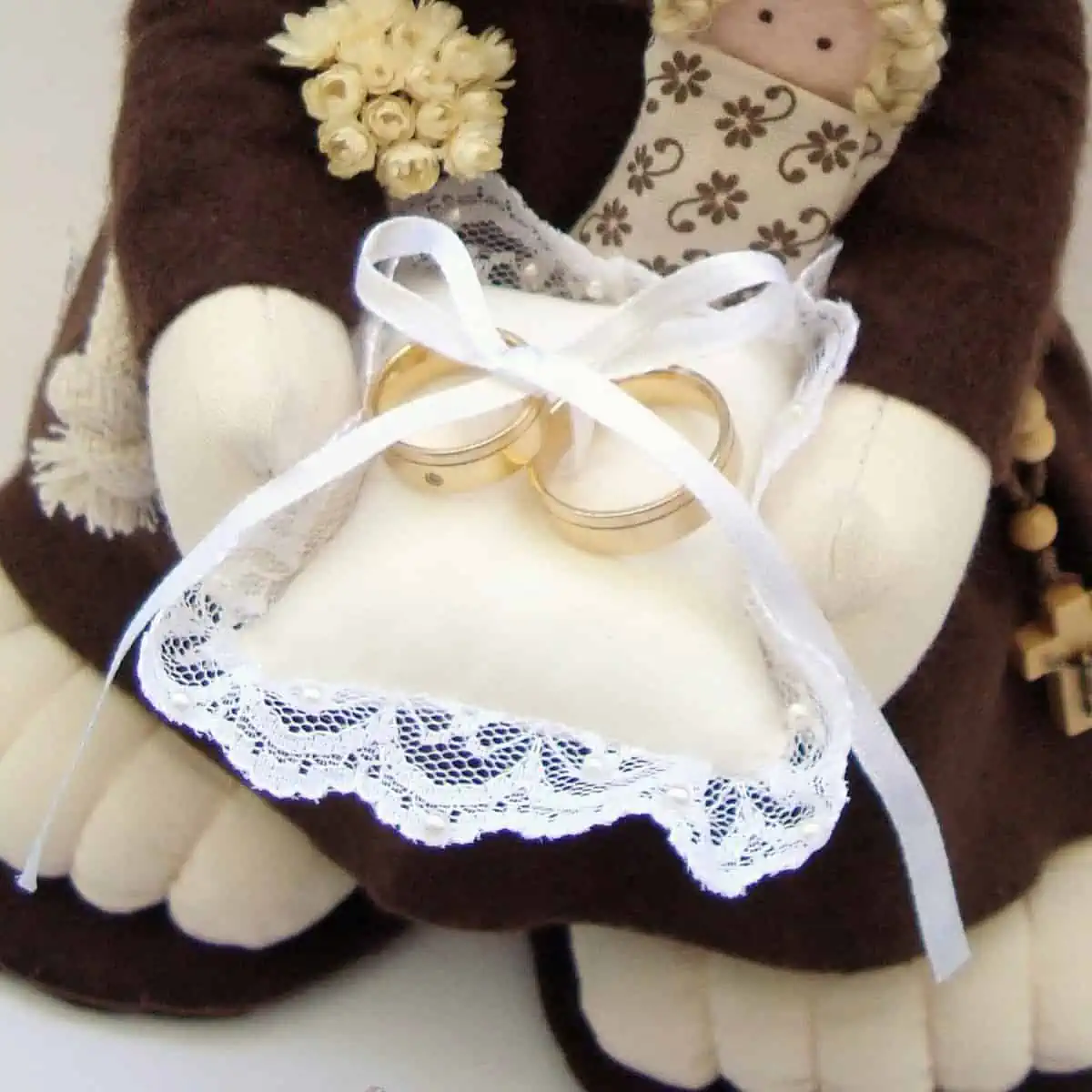 Perdi a minha aliança… e agora? - Santo-ajuda-alianca-perdida-santo-antonio-edited Imagem de um porta alianças de santo antônio, o santo casamenteiro que pode te ajudar a encontrar suas alianças - perdi minha aliança e agora?