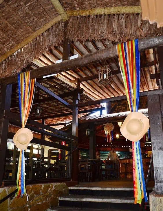 O Casamento Caipira da Festa Junina - Decoracao-festa-junina Local com decoração junina, panos amarrados com chapéus de palhas