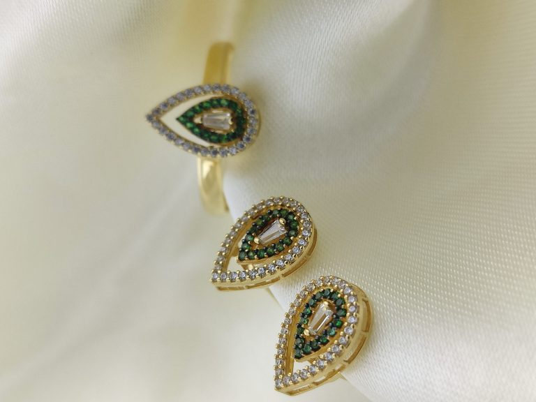 Conjunto de brincos de ouro e anel com pedrinhas e transparentes e verde