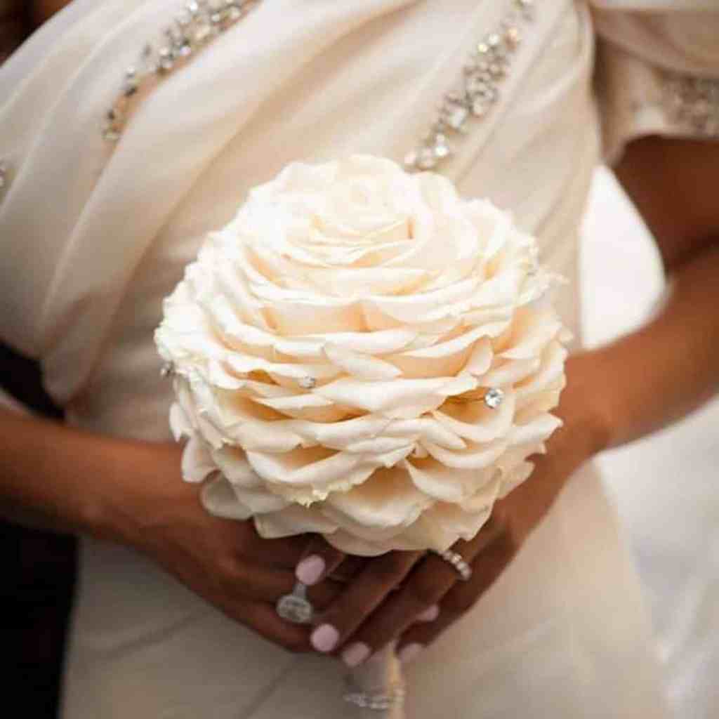 Noiva segurando buquê de flor única branca