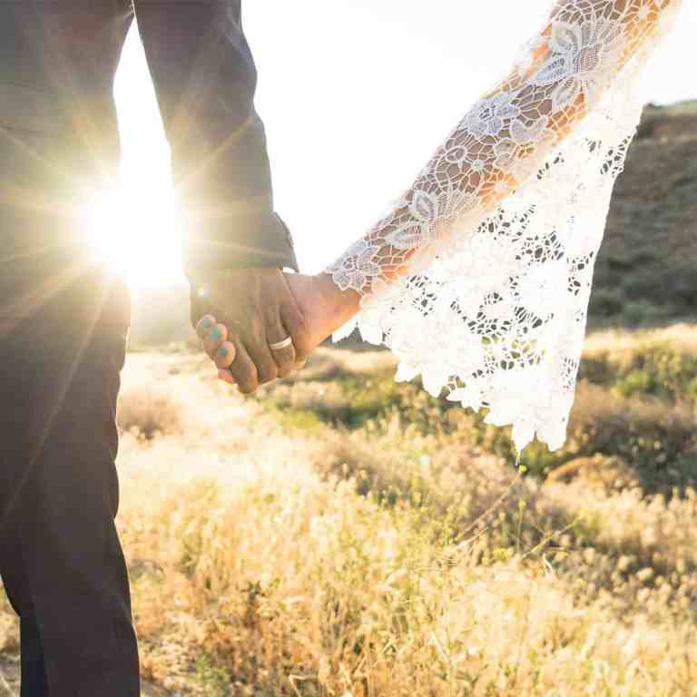 Qual é o verdadeiro significado do casamento? - Casamento-1-3 Noivo e noiva de mãos dadas no campo