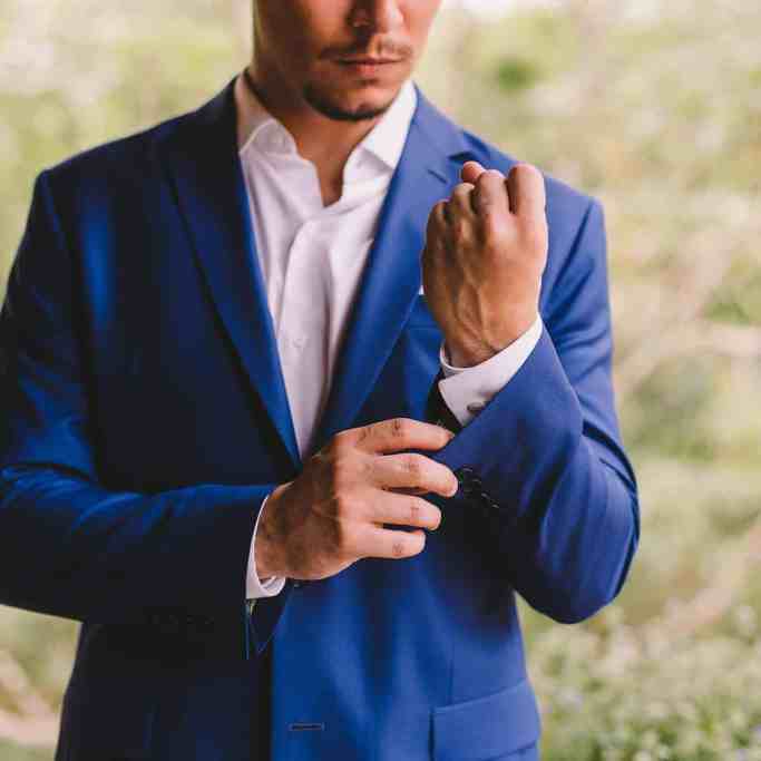 Calma no casamento. Dicas do que fazer e não fazer no dia - Casamento-3-1 Calma no casamento. Noivo arrumando o terno azul